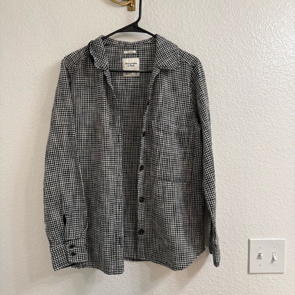 Abercrombie & Fitch Black and White Button Down Shirt